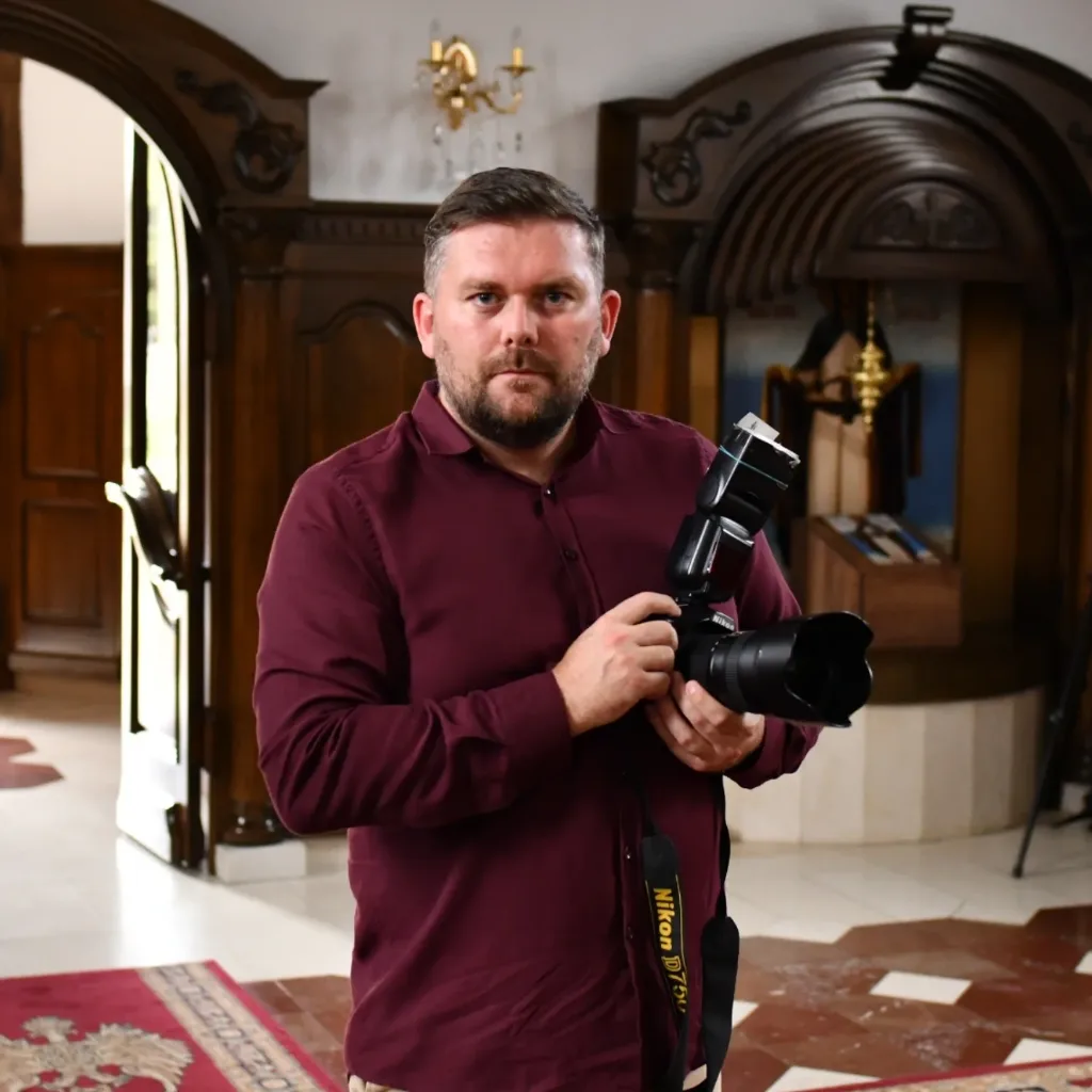 Njegoš Tomić sa fotoaparatom u rukama.